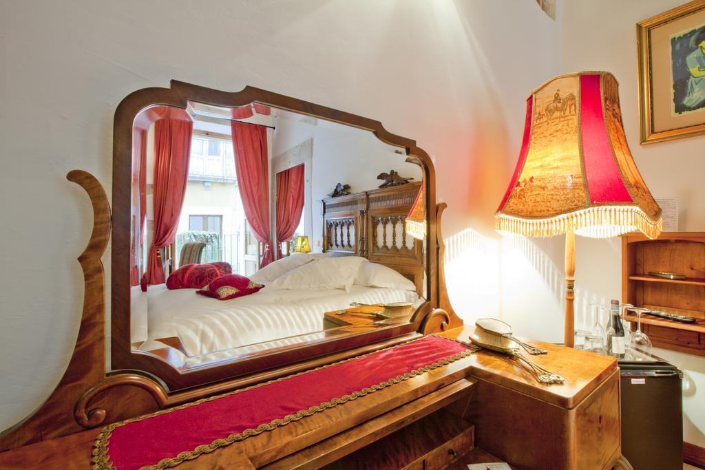 سولمونا B&B Il Marchese Del Grillo الغرفة الصورة